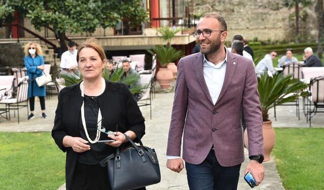 Shkrimtarja Flutura Açka ka këtë poezi për shqiptarët: U gdhitë me marrje mendsh dhe…