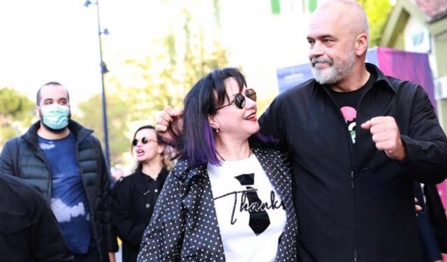 Rama publikon mesazhin nëpërmjet fotos! “Shqipëria Fitoi!”