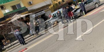 Aksident në Tiranë/ Makina del nga rruga por nuk dihet nëse ka…