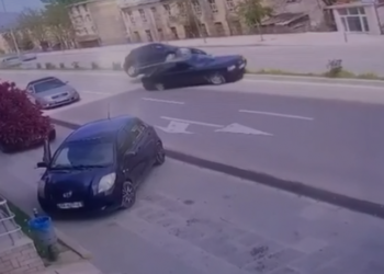 Pamje nga aksidenti i rëndë në Gjirokastër, makinat hipin mbi trafikndarëse (VIDEO)