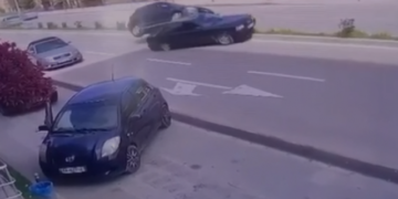 Pamje nga aksidenti i rëndë në Gjirokastër, makinat hipin mbi trafikndarëse (VIDEO)