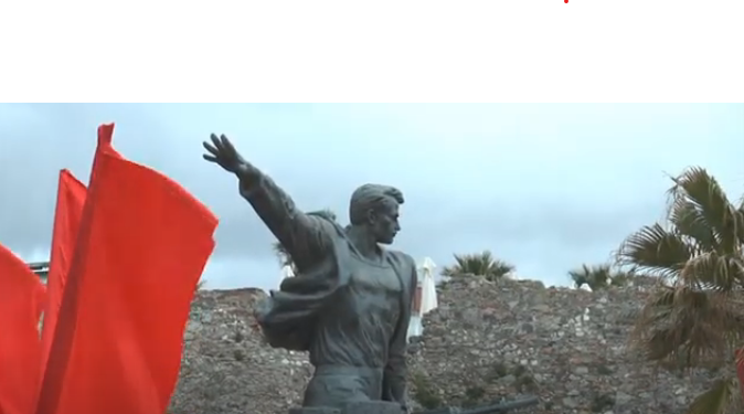 Ceremoni përkujtimore për 7 prillin e 1939, kurora me lule pranë bustit të Mujo Ulqinakut