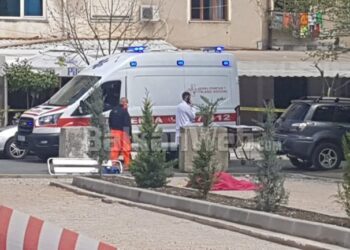 Detaje nga vrasja në Elbasan/ Dy personat që mbetën të plagosur, dhëndri në gjëndje të rëndë ndërsa efektivja e policisë i nënshtrohet operacionit