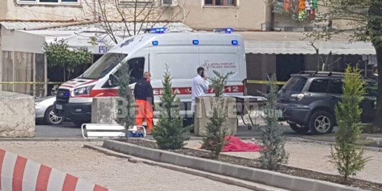 Detaje nga vrasja në Elbasan/ Dy personat që mbetën të plagosur, dhëndri në gjëndje të rëndë ndërsa efektivja e policisë i nënshtrohet operacionit