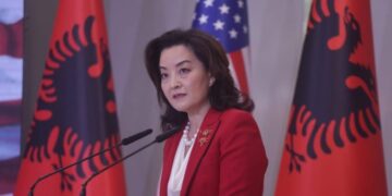 Ambasadorja amerikane: “Askush nuk është mbi ligjin”, ta që pengojnë të drejtën e qytetarëve për të votuar të lirë duhet të ndiqen rreptësisht