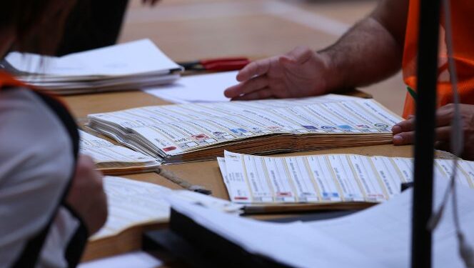 42 orë nga mbyllja e votimit/ 8 qarqe përfundojnë numërimin e votave, 4 në proces. Ja si ngjyroset harta e Shqipërisë