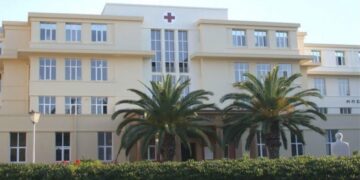 Arrestohet shqiptari që i mori jetën grekut në spital, i hoqi respiratorin të moshuarit me koronavirus, por…