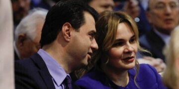 Një buqetë e madhe me trëndafila/ Basha e suprizon Kryemadhin për ditëlindje