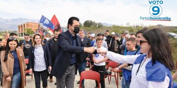 Basha takim me të rinjtë në Farkë/ Premtoj rreth 7000-9000 të punësuar prej jush gjatë ardhjes në pushtet