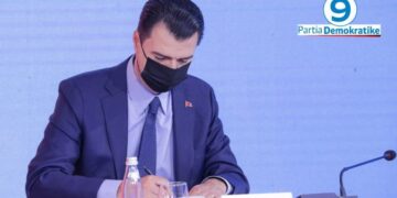 Basha firmos marrveshjen me fasonët: Taksë e sheshtë 9%, sigurime shoqërore 18% dhe heqje e taksës mbi naftën 240 lek/litër
