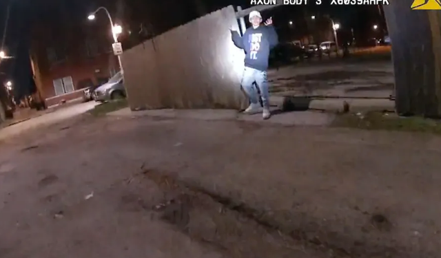 Pamje tronditëse/ Efektivi i policisë qëllon me armë 13-vjeçarin, pasi ai nuk ju bind urdhërit për të ndaluar