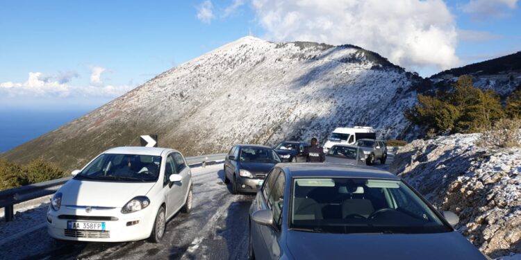 Ndodh edhe kështu… Dëborë në prill/ Bllokohet qarkullimi i automjeteve në Llogara (Foto)
