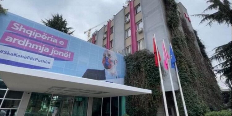 Socialistët nisin mbledhjen e firmave për shkarkimin e Presidentit