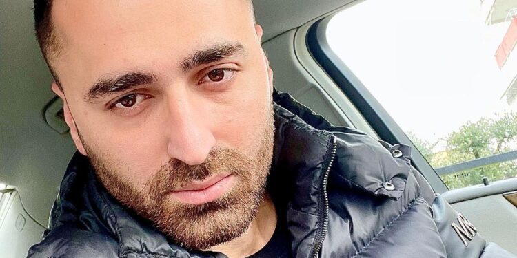Reagon i revoltuar këngëtari Erik Lloshi: Po bëhen të gjithë këngëtarë të afirmuar, dhe duket se ka hedhur thumba për disa nga konkurentët e përputhen