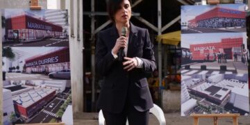 Foto/ Kryetarja e Bashkisë Durrës Emiriana Sako, prezanton projektin e ri të markatës së Durrësit dhe tranformimin e saj, të ndarë në tre sektore