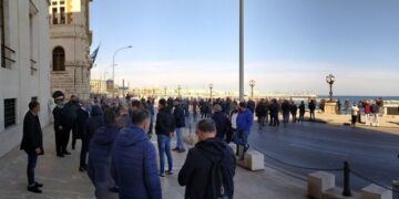 Itali/ Shitësit ambulantë, protestë në lungomare: Po falimentojmë