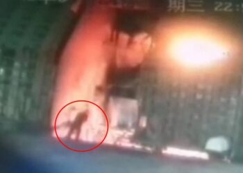 Pamje rrëqethëse! Pasi humbi 9 mijë dollarë në bursa, punëtori hidhet në furrën ku shkrihej metali