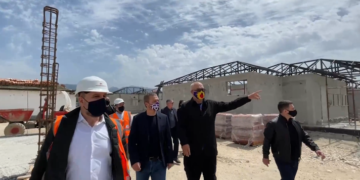 Pasi korri fitore, Rama shkon në Thumanë: Paskeni punuar fort, sikur e dinit që do fitonim! Ç’thotë për ‘Pemën e Shpresës’ simbol të kësaj zone