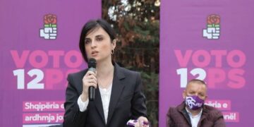 Kryebashkiakja Sako takim me pjesëtarët e ekipit fitues të PS të Durrësit, dhe me banorët e zonës së plazhit