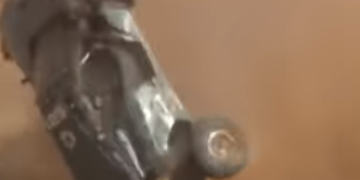 I shpëton për mrekulli aksidentit dramatik, makina rrotullohet 5 herë, pilotja nuk ka pësuar lëndime