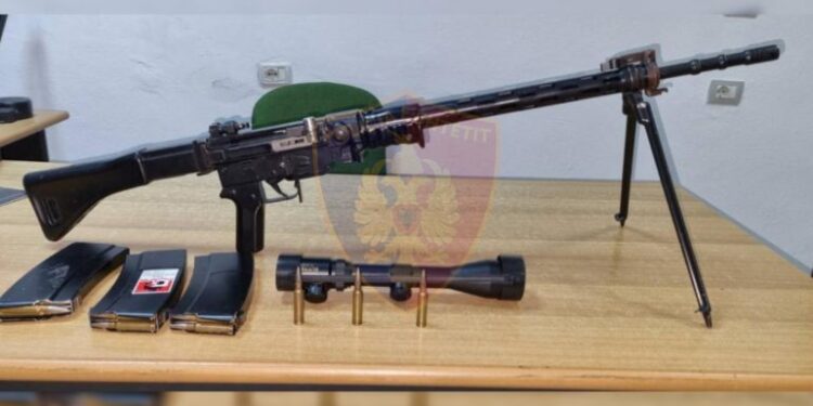 Bie nën prangat e policisë 29-vjeçari në Vlorë, pasi Iu gjet snajper dhe fishekë në banesë