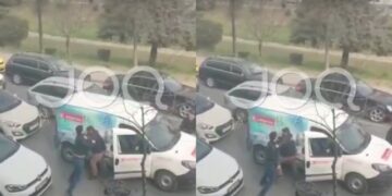 Sherri në mes të Tiranës/ Çiklisti godet me zinxhir shoferin, ky ia kthen me çekiç (VIDEO)