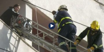  Tiranë/ Zjarrfikësi shpëton foshnjën 3 muajshe, makina u dogj në garazh, banorët e pallatit u evakuuan mes tymit