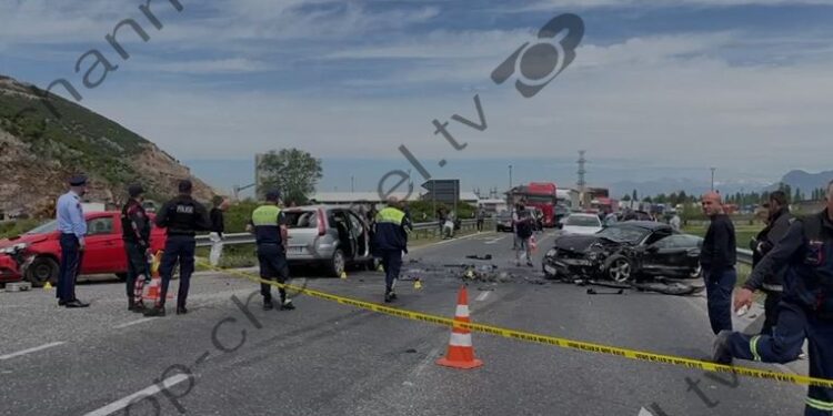 Makinat përplasen ‘kokë më kokë’ në autostradë, plagosen 4 persona. Pamjet nga aksidenti