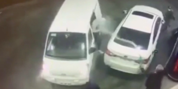 Video/ Grabitësit tentojnë të grabisin një karburant, burri i spërkat me benzinë