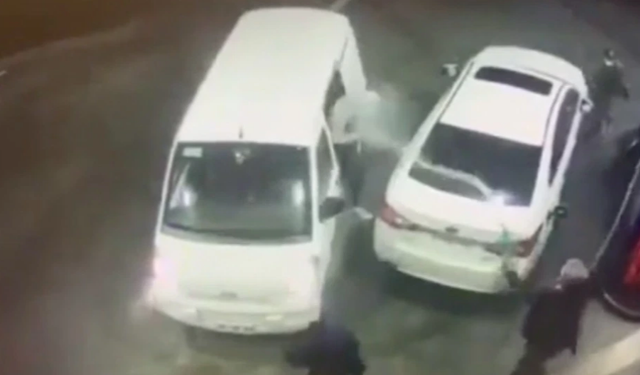 Video/ Grabitësit tentojnë të grabisin një karburant, burri i spërkat me benzinë