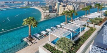 Dubai fenomenal/ Hapet një pishinë në katin e 77-të (Video)