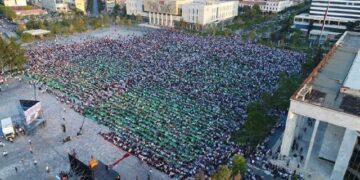 Fiter Bajrami/ Mijëra besimtarë myslimanë falen në sheshin ‘Skënderbej’ (Foto)