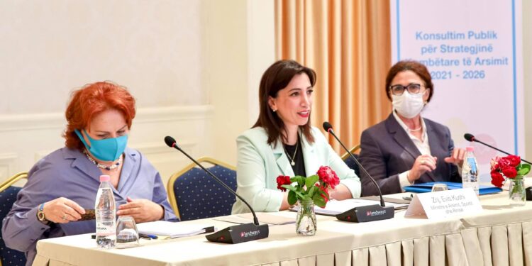Ministrja Evis Kushi takon aktorët vendorë për konsultimin publik të Strategjisë Kombëtare të Arsimit 2021-2026