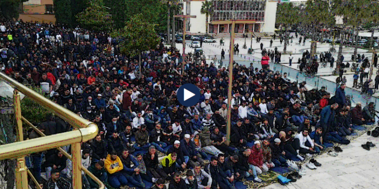 Durrës/ Besimtarët myslimanë festojnë Fitër Bajramin
