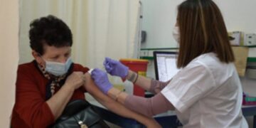 OBSH: Dy doza vaksine kineze Sinovac ndalojnë Covid-19 deri në moshën 60 vjeç