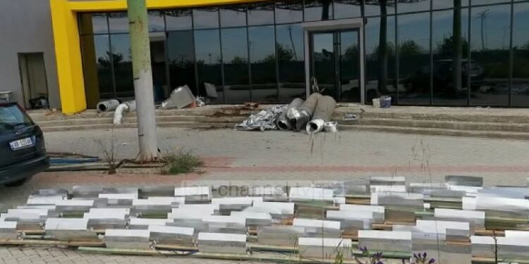 Laboratori i drogës në Lushnje si në Angli me alumin e llamba në mure/ Arrestohen 3 persona, mes tyre dy punonjës të OSHEE-së (Pamjet)