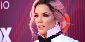 Halsey shtatzënë për herë të parë, e tregon haptas dhe me fotot