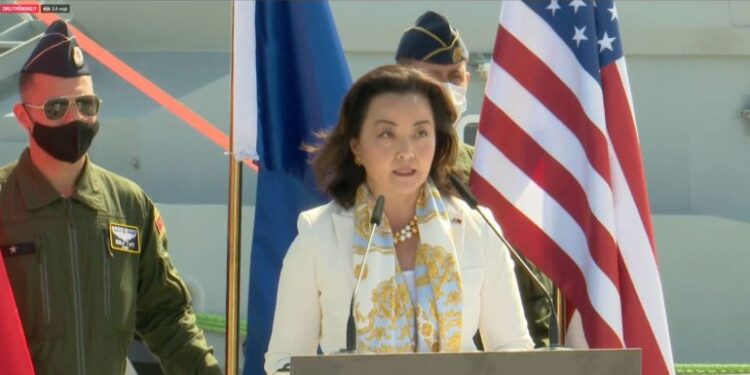 Ambasadorja Kim: “Kurrë s’do i harrojmë sakrificat tuaja”, “Defender Europe 21” po bëhet në Shqipëri, e njohim trimërinë tuaj
