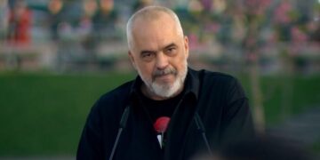 ‘5 Maji’/ Rama poston foton e përmendores për “Dëshmorët e Atdheut”: Respekt përjetësisht