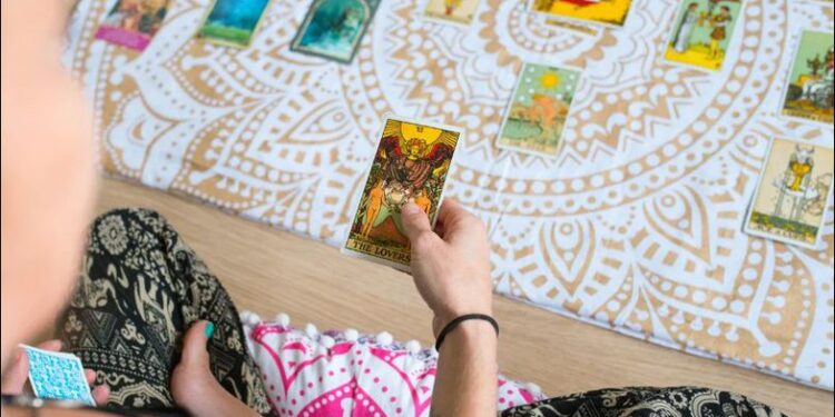 Shëndeti mendor dhe letrat tarot si terapi: A funksionojnë?
