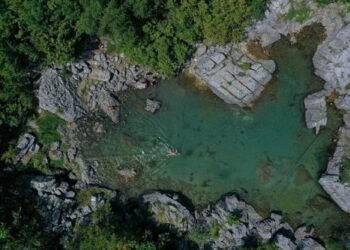 REPORTAZH-Mrekulli natyrore alpine/ Liqeni i Xhemës, parajsa turistike që nuk duhet humbur